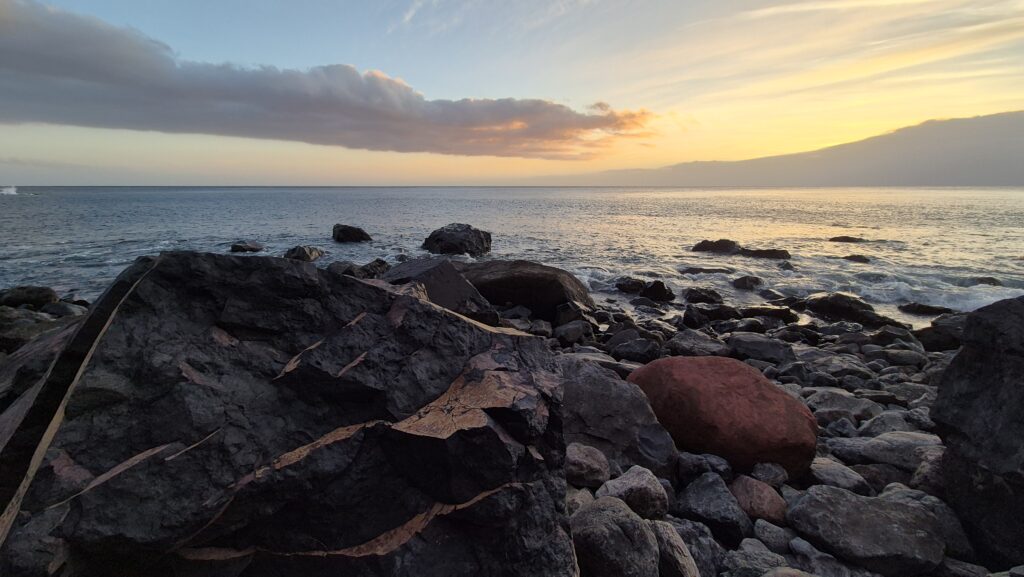 Klippen, Meer und warme Steine bei Jardim do Mar